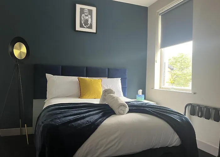 Sheffield Sanctuary - 4 Bedroom House